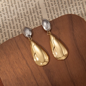 Pendientes de gota bicolor en acero de titanio chapado en oro 18k con textura de metal líquido