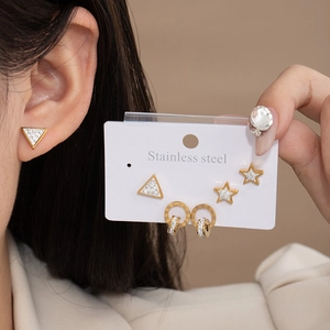 Ensemble de boucles d'oreilles en acier doré avec des clous triangle et étoile et cristaux