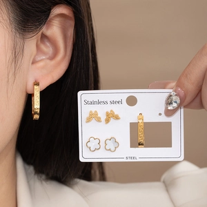 Parure de boucles d'oreilles en acier titane avec créoles grecques et clous dorés