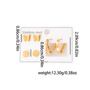 Ensemble de trois paires de boucles d'oreilles en acier doré aux formes papillon et fleur