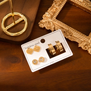Lot de trois paires de boucles d'oreilles dorées en acier inoxydable avec pendentif cœur