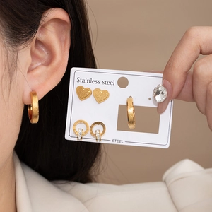 Set de boucles d'oreilles en acier inoxydable doré avec anneaux romains et cœurs