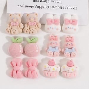 Vue à plat de breloques en résine floquée avec oursons, lapins et petits cupcakes