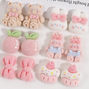 Vue détaillée d'accessoires de bricolage floqués avec oursons et lapins roses mignons