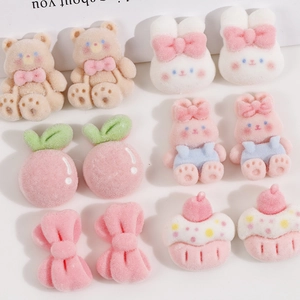 Détail de breloques en résine floquée avec lapins, ours et nœuds roses pour DIY