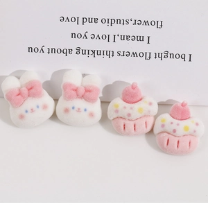 Lapins floqués avec nœuds roses et breloques de cupcakes pour pinces à cheveux DIY
