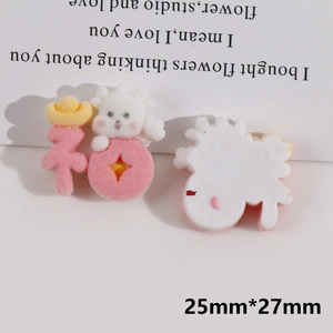 Détail macro du charm dragon floqué rose 25x27mm avec lingot d'or et caractère Fu