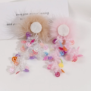 Simpatici accessori per capelli con pompon rosa, perline a forma di sorriso e nappe
