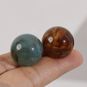 Primer plano de cuentas de resina jaspeada de 21 mm en azul y ámbar para joyería DIY