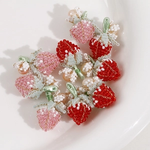 Ciondolo a fragola fatto a mano con perle d'acqua dolce per gioielli fai da te e accessori