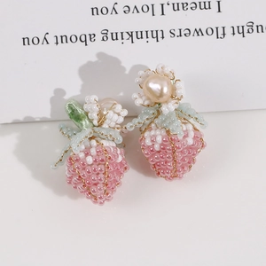 Orecchini a fragola in perle intrecciate a mano con fiori rosa e stile dolce