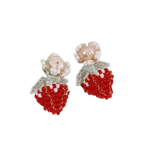 Orecchini fragola fatti a mano intrecciati con perle d'acqua dolce e perline rosse