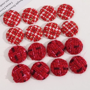 Détails macro de boutons recouverts de tissu tweed rouge et blanc pour bijoux et coiffures