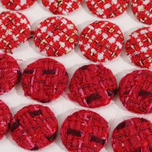 Détail macro de boutons en tissu tweed rouge et paillettes dorées pour bijoux DIY