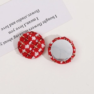 Vue macro de boutons en tissu tweed rouge 25mm avec texture tissée et base métal