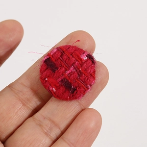 Gros plan du bouton en tissu peluche rouge de 25mm pour bijoux et accessoires DIY