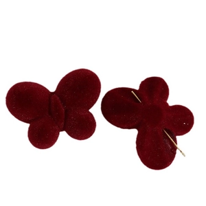 Niedliches weinrotes beflocktes Schmetterling-Accessoire mit goldenem Metallstift