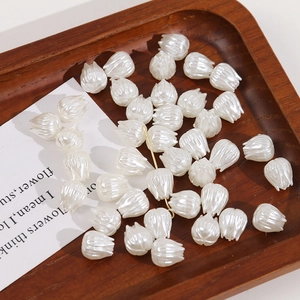 Détail de perles tulipes en acrylique nacré sur bois pour accessoires de bijoux DIY