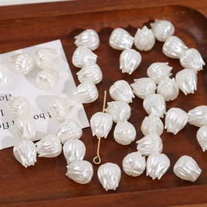 Künstliche Perles en Acrylique Bouton de Tulipe Blanc Künstliche Perle Floral Trou Droit pour Création de Bijoux Boucles d'Oreilles DIY