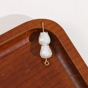 Perles tulipes blanches avec connecteurs en métal doré pour création de bijoux DIY