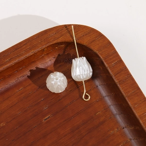 Détail de perles de tulipe en acrylique blanc nacré pour la création de bijoux DIY