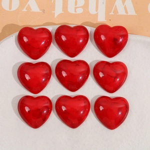 Vue de neuf breloques en forme de cœur en résine rouge translucide pour bijoux DIY