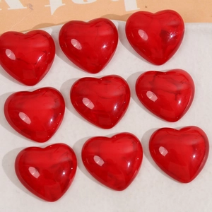 Vue détaillée de neuf cœurs en résine rouge semi-transparents avec textures marbrées