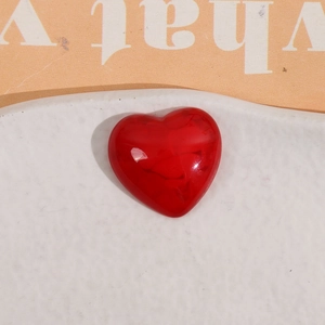 Gros plan de charms cœur en résine rouge pour bijoux DIY et accessoires de cheveux