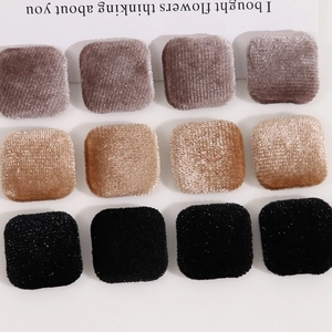 Dettaglio di bottoni quadrati in velluto da 18 mm in grigio, cammello e nero per il fai da te