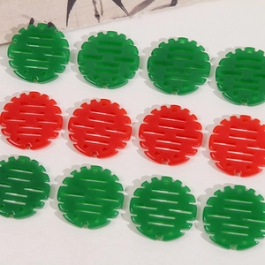 Ciondoli rotondi per Capodanno cinese in resina traforata Xi in rosso e verde