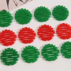 Dettaglio dei ciondoli cinesi doppia felicità in resina rossa e verde per gioielli fai da te