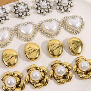 Dettagli dei ciondoli a fiore e cuore con perle e strass per gioielli fai-da-te