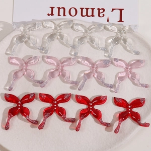 Detail van vlinderbedeltjes van hars met roze glitters en witte imitatieparels