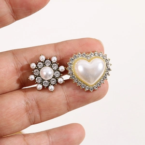 Accessori in perle a forma di sole e cuore con strass su base in lega dorata