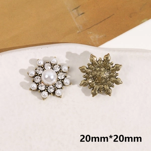 Macro di bottoni a fiocco di neve da 20mm con perle e strass per gioielli fai da te