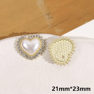 Dettaglio di ciondolo a cuore con perla e strass per gioielli fai-da-te, 21mm x 23mm