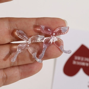 DIY vlinder hars bedeltjes met zilveren glitters en parels in roze en transparant