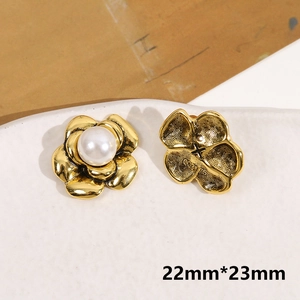 Dettaglio fronte e retro del ciondolo a fiore 22mm con perla e texture incisa