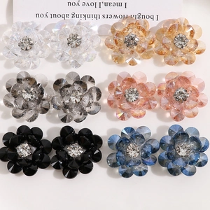 Orecchini a doppio fiore in cristallo fatti a mano con strass in sei colori vivaci