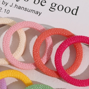 Makroaufnahme bunter Harzohrringe mit strukturierter Körnung für DIY-Schmuck