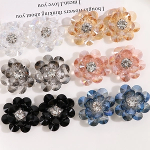 Dettaglio di fiori in cristallo di vetro scintillanti in vari colori per gioielli fai da te