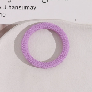Makroaufnahme von 5cm lila hohlem Reifen mit körniger Textur für DIY-Schmuckzubehör