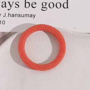 Detailansicht eines 5 cm korallenfarbenen DIY-Harzreifens mit körniger Oberflächenstruktur