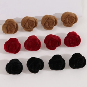 Détails de 12 breloques boutons de rose floqués en bordeaux, marron et noir pour loisirs créatifs