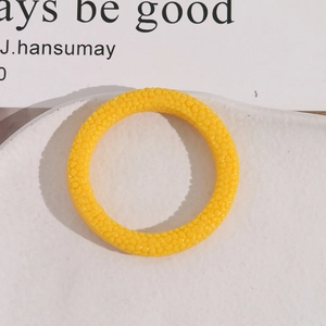Nahaufnahme des gelben 5cm Kunstharz-Rings mit körniger Textur für DIY-Schmuck