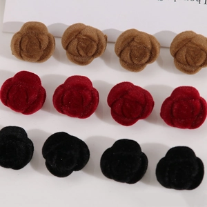Détails macro de breloques roses floquées en rouge, marron et noir pour bijoux artisanaux