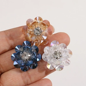 Charm floreali in cristallo scintillante nei colori blu, ambra e cangiante lucido