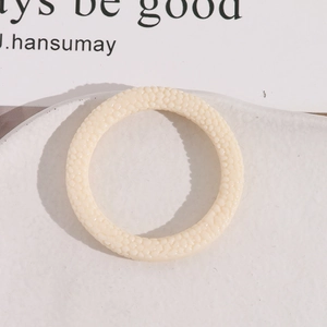 Detail eines 5cm cremefarbenen Harzrings mit Kieseltextur und hohlem Flechtdesign für DIY