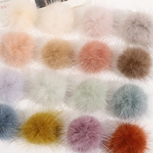 Draufsicht auf 16 Farben 3,5cm flauschige Pelzbommel für DIY Haarschmuck und Basteln