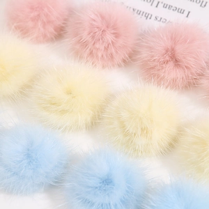 Macro-opname van 3cm gekleurde pluche kunstbontballen voor DIY-knutselen en haaraccessoires